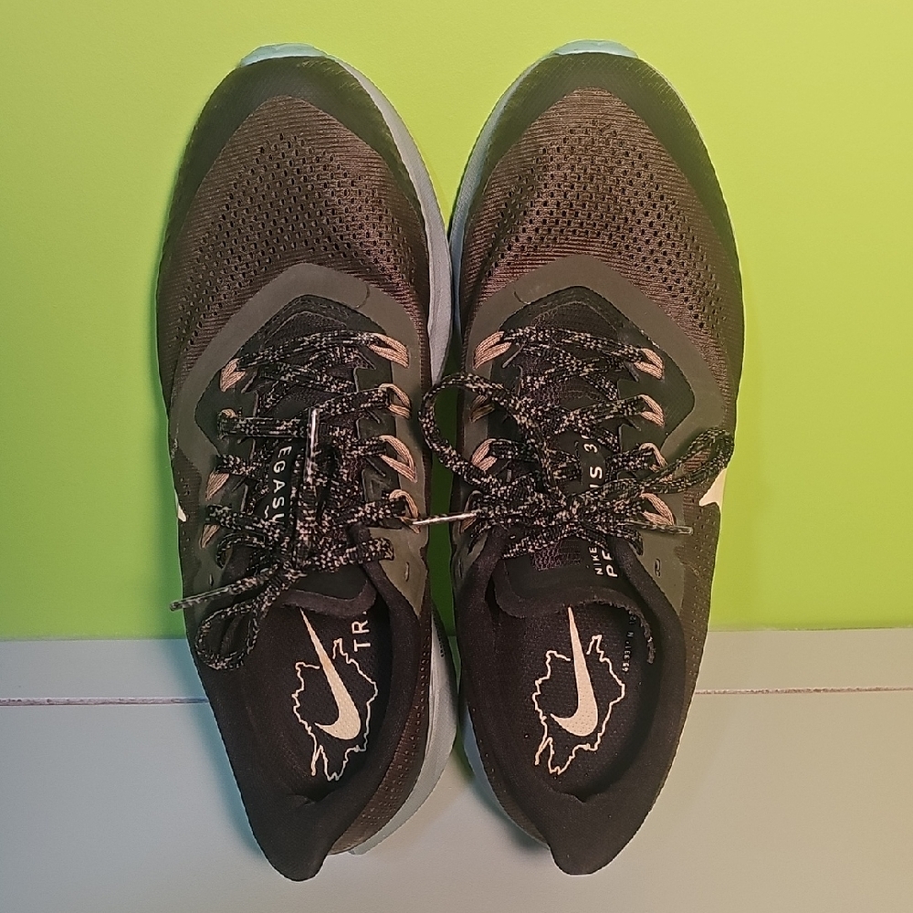 Nike Men's Black and Gray Athletic Shoes